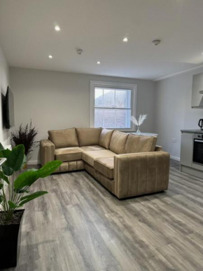 Spacious Liverpool Getaway - Modern 2-Bed Sleeps 10, Perfect for Groups & Families